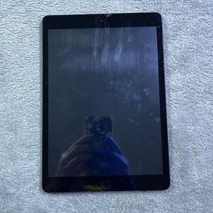 Apple iPad 7th Gen Black WiFi Cracked Screen For Parts Repair Only‎ Not Working